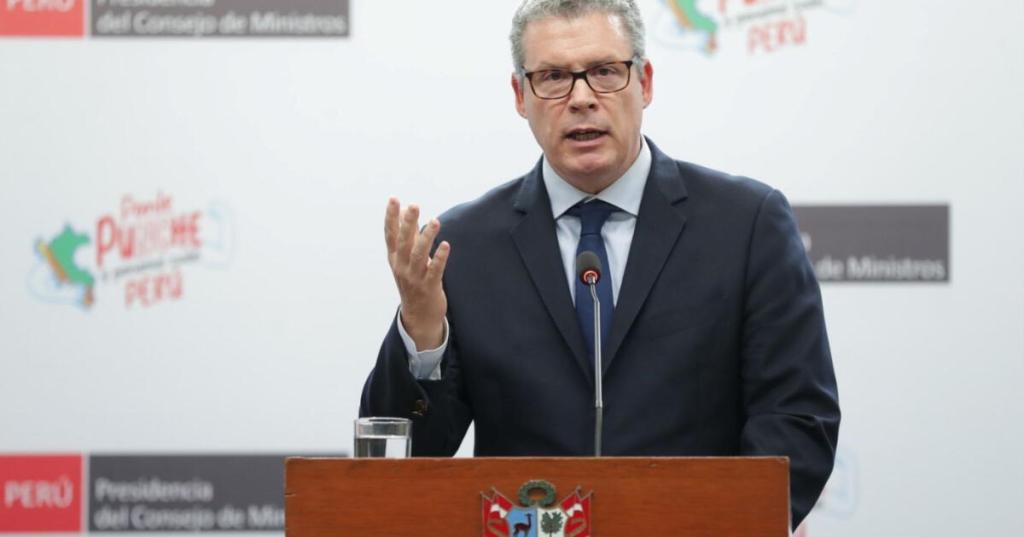 Polémica por declaraciones del Ministro de Educación sobre salarios docentes en Perú Polémica por declaraciones del Ministro de Educación sobre salarios docentes en Perú